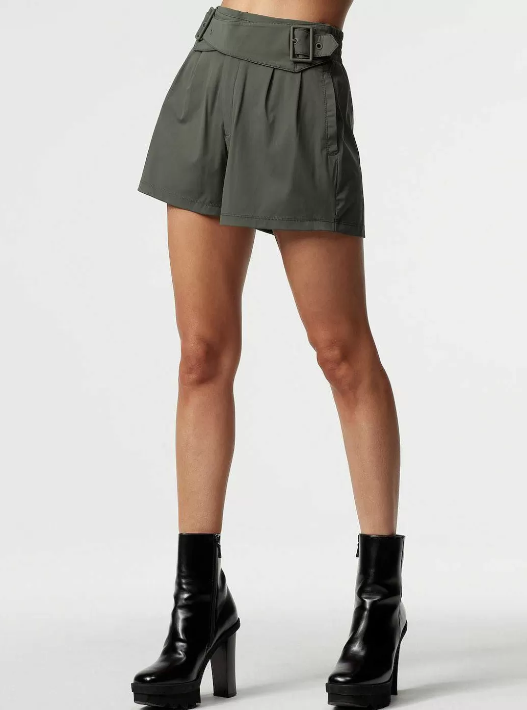 Hot Blanc Noir Mastermind Utility Short Rifle Green