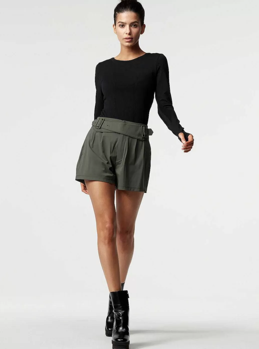 Hot Blanc Noir Mastermind Utility Short Rifle Green